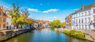 Bruges, Belçika 'da kanal ve geleneksel teraslı evlerin panoramik manzarası.