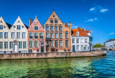Güzel Belçika tuğlalı evleri olan Bruges 'deki Kanal.