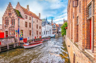 Bruges Kanalı 'nda tekne gezisi. Belçika 'yı ziyaret eden turistler için popüler.