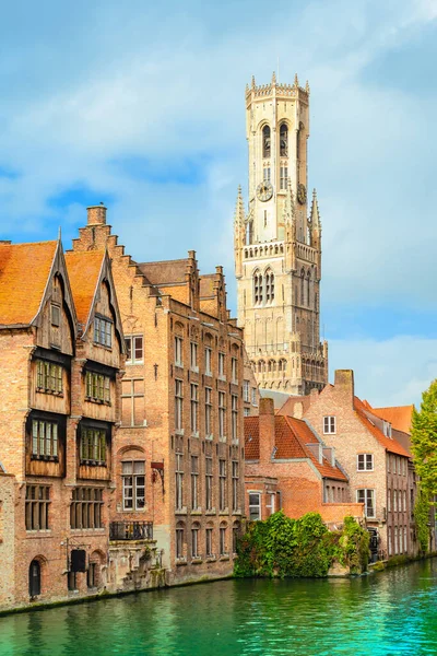 Torre Del Campanario Antiguas Casas Tradicionales Largo Del Canal Brujas — Foto de Stock