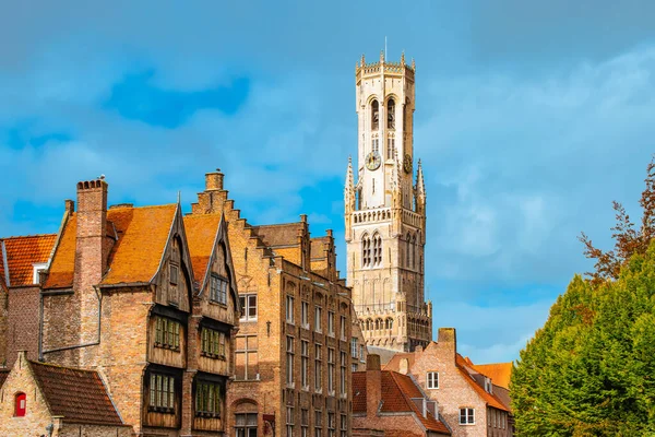 ベルギーのブルージュ 歴史的家屋と鐘楼 — ストック写真