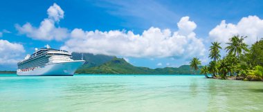 Yaz gezisi seyahati. Lüks yolcu gemisi egzotik tropikal adaya demir attı. Bora Bora 'nın panoramik manzara görüntüsü.