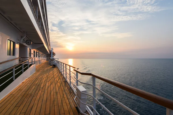 Luxury Cruise Ship Deck Pôr Sol — Fotografia de Stock