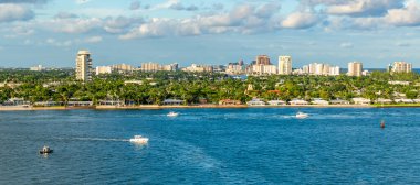 Fort Lauderdale, Florida 'daki Everglades limanına yakın kıyı şeridi ve şehrin panoramik manzarası.