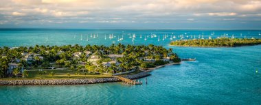Florida Keys Key West Adası 'nın küçük adaları Sunset Key ve Wisteria Adası' nın panoramik gündoğumu manzarası.