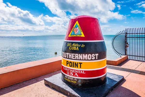 Key West, Florida. Renkli şamandıra ve Amerika 'nın en güney noktasının ünlü simgesi..