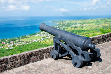 Cannon Brimstone Hill Kalesi, St. Kitts. Karayip Denizi arkaplan görüntüsü.