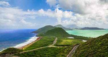 St. Kitts ve Nevis, Karayipler. Atlantik Okyanusu, Karayipler denizi ve dağ manzarası.