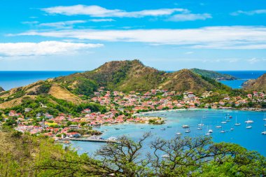 Terre-de-Haut, Guadeloupe. Köy, koy ve dağlarla dolu renkli bir manzara..