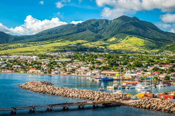 St. Kitts Adası, Leeward Adaları manzarası. Basseterre, Zante limanından görüntü.