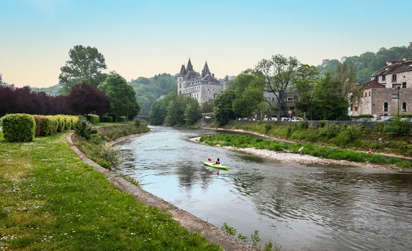 Durbuy, Ardennes, Belçika 'daki Ourthe Nehri' ndeki Kano.