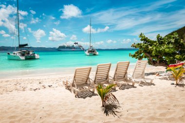 Plaj sandalyeli tropik beyaz kumsal. Jost Van Dyke, Britanya Virjin Adaları.