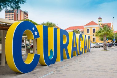 Şehir merkezinde büyük sarı ve mavi Curaao tabelası.