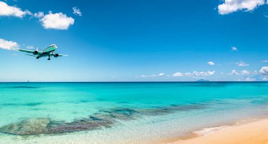 Hava tatili geçmişi. Seyahat konsepti. Uçak sahile vardı..