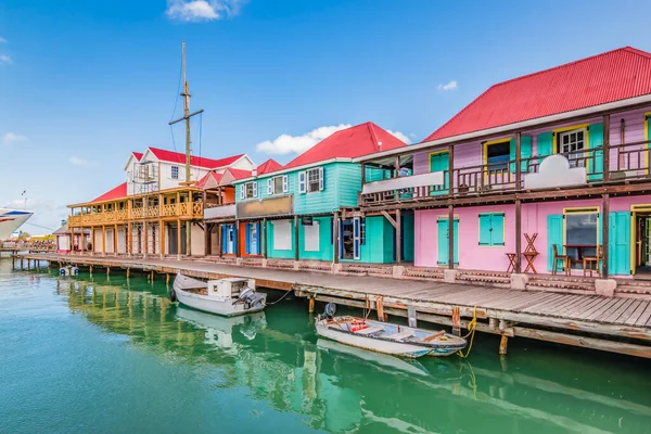 St. John 's, Antigua' da. Gemi limanındaki renkli binalar.