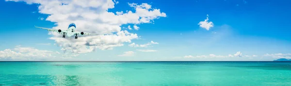 Vliegtuigspandoek Vliegtuig Boven Zee Reisachtergrond — Stockfoto