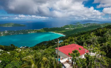 Dağ manzaralı Magens Bay Sahili, Saint Thomas, USVI