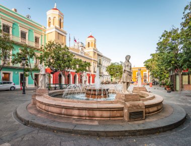 Plaza de Armas, şehir meydanı. Eski San Juan, Porto Riko 'nun merkezinde çeşme var..