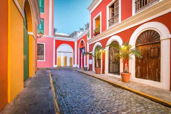 Old San Juan, Porto Riko 'daki Cobblestone Caddesi. Akşam manzarası.
