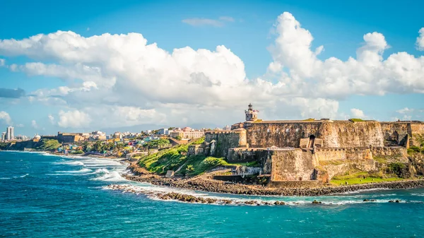 Tarihi şato El Morro 'nun panoramik manzarası San Juan, Porto Riko kıyı şeridi boyunca.
