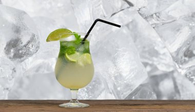 Buzlu ahşap masa üzerinde mojito kokteyli..