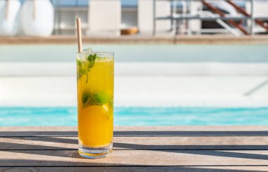 Tutkulu meyve Mojito deniz gezisinde yüzme havuzunda. Alkolik yaz kokteyli.