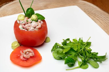 Karides ve avokadoyla doldurulmuş domates. Soğuk deniz ürünleri fişi..