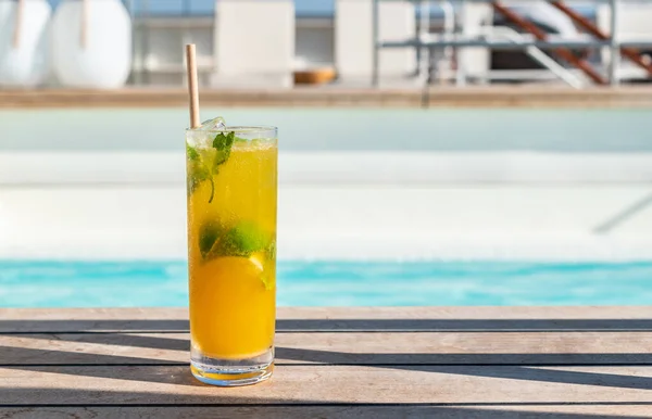 Passievrucht Mojito Bij Het Zwembad Cruise Vakantie Alcoholische Zomercocktail — Stockfoto