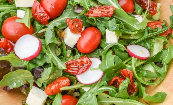 Frischer Gemischter Sommersalat Rucola Kirschtomaten Mozzarella Getrocknete Tomaten Und Radieschen — Stockfoto