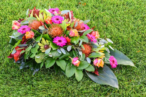 Yeşil Çim Tarlasında Renkli Çiçek Aranjmanı All Saints Çiçek Düzenlemeleri — Stok fotoğraf