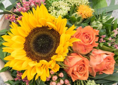 Kırsal ayçiçeği düzenlemesini kapat. Üst görünüm.