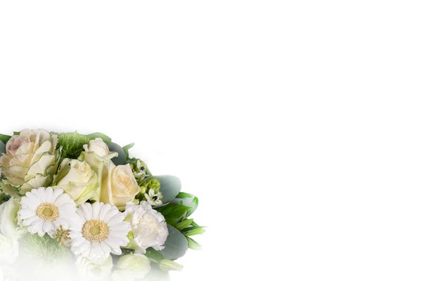 Beyaz Arka Planda Izole Edilmiş Bir Buket Beyaz Çiçek — Stok fotoğraf