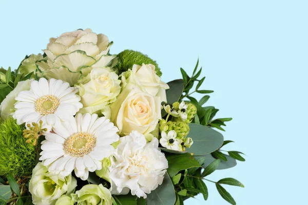 Mavi Arka Planda Beyaz Bir Buket Taze Çiçek — Stok fotoğraf