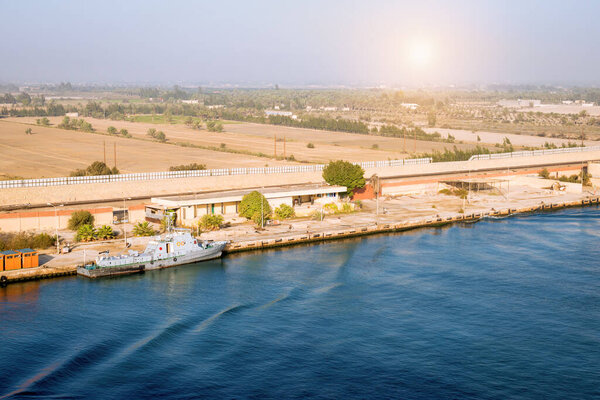 Пейзаж береговой линии Суэцкого канала.