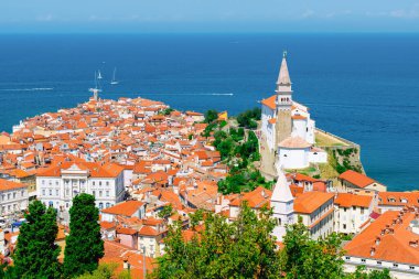 Piran, Slovenya. Şehir duvarlarının üstünden bak..