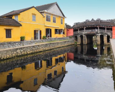 Hoi An, Vietnam. Japon örtünmüş köprü ve renkli binalar nehire yansıyor..