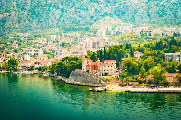 Karadağ Kotor Koyu Boyunca Mathew Kilisesi Bulunan Küçük Dobrota Kasabasının — Stok fotoğraf