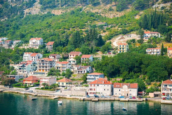 Vedere Pitorească Caselor Lungul Malului Mării Golful Kotor Muntenegru — Fotografie, imagine de stoc