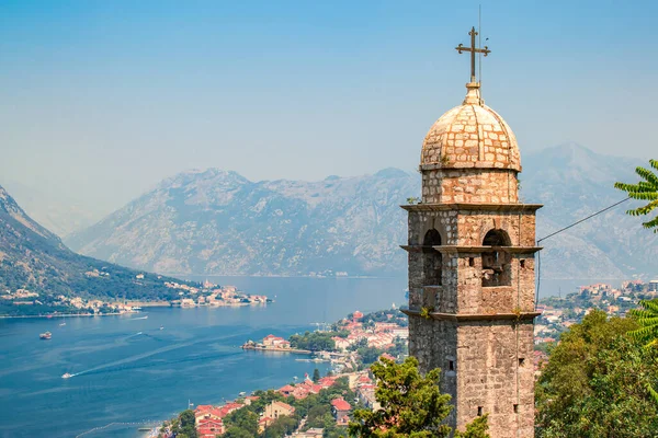 Iglesia Ladera Sobre Bahía Kotor Montenegro —  Fotos de Stock