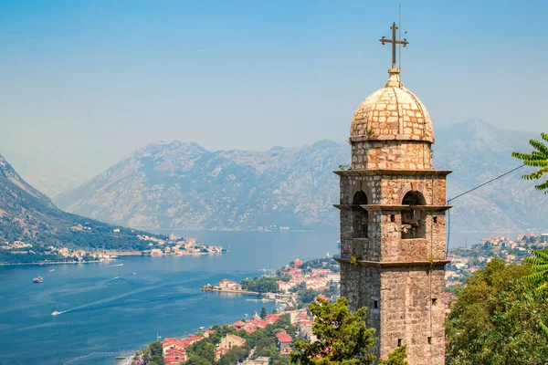 Karadağ Kotor Körfezinin Yukarısındaki Tepenin Oradaki Kilise — Stok fotoğraf