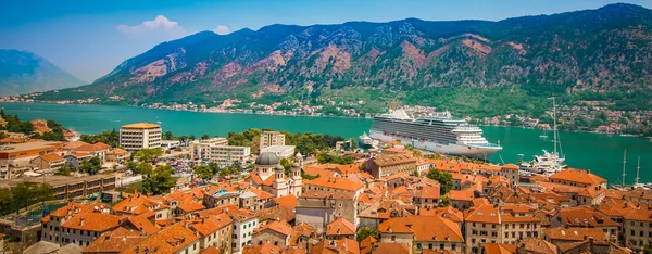 Karadağ Kotor Kentinin Panoramik Manzarası Gemi Limana Yanaştı — Stok fotoğraf