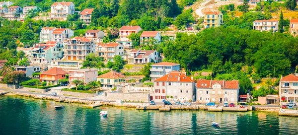 Sat Golful Kotor Din Muntenegru Vedere Panoramică Clădirilor Tradiționale Lungul — Fotografie, imagine de stoc
