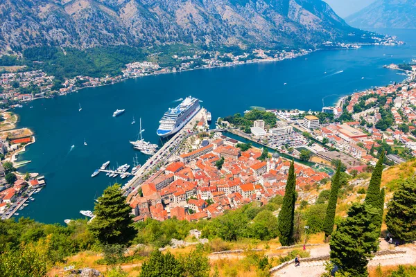 Kotor Körfezi Nde Eski Bir Kasaba Limanda Yolcu Gemisi Var — Stok fotoğraf