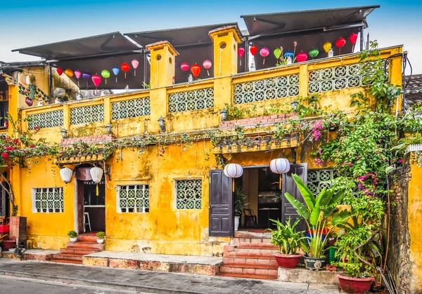 Яскраво Жовтий Будинок Ліхтарями Стародавньому Місті Хой Єтнам Азія — стокове фото