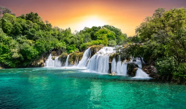 Panorámás Táj Gyönyörű Vízesésekkel Naplementében Krka Nemzeti Parkban Horvátországban — Stock Fotó