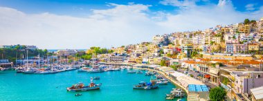 Yunanistan 'ın Pire kentindeki marina boyunca renkli evlerle Mikrolimano' nun panoramik manzarası.