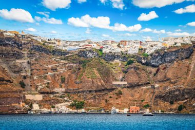 Santorini, Yunanistan, Ege Denizi. Fira şehri ve limanı ile manzara.