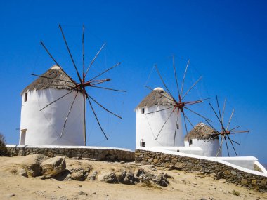Mikonos Adası, Kiklad, Yunanistan 'da geleneksel Yunan yel değirmenlerinin manzarası
