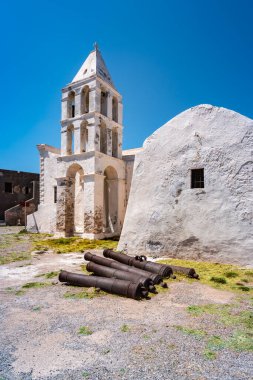 Kythira Adası, Yunanistan. Ortaçağ Panagia Myrtidiotissa ve Panagia Orfani kiliseleri Chora kalesinde eski toplarla.