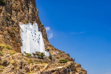 Yunanistan 'ın yamaçlarında Amorgos beyazlatılmış manastırı.